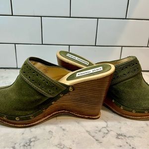 STEVE MADDEN Suede Platform Clogs